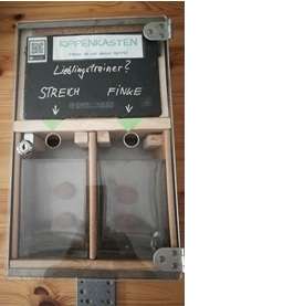 Kippenkasten Eigenbau aus einer Werkzeugschublade, Glasvasen und Holzresten; Tafel aus Schiefer